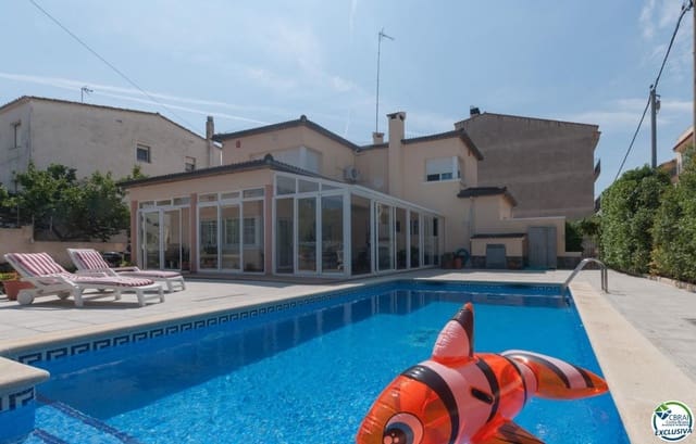 Chalet de 4 habitaciones en Roses en venta con piscina garaje - 598.000 € (Ref: 8885043)