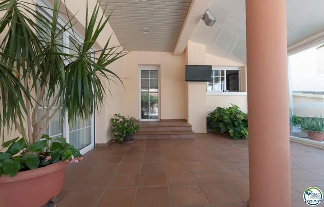 Chalet de 4 habitaciones en Roses en venta con piscina garaje - 598.000 € (Ref: 8885043)