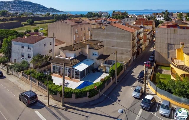 Chalet de 4 habitaciones en Roses en venta con piscina garaje - 598.000 € (Ref: 8885043)