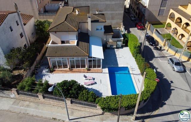 Chalet de 4 habitaciones en Roses en venta con piscina garaje - 598.000 € (Ref: 8885043)