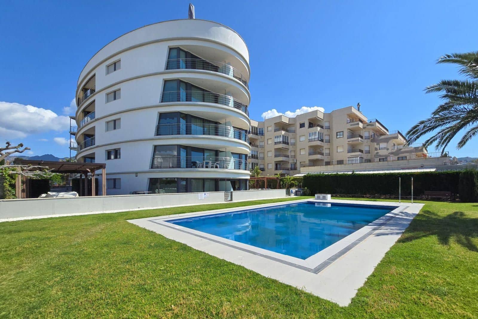 2 bedroom Flat for sale in Roses with pool garage - € 570,000 (Ref: 8903885)
