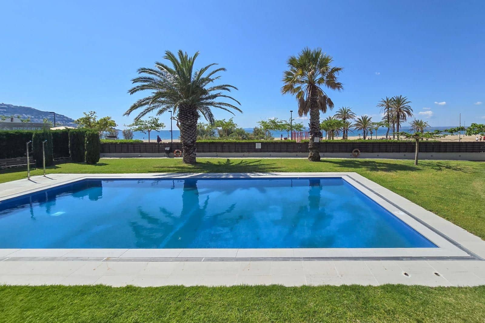 2 bedroom Flat for sale in Roses with pool garage - € 570,000 (Ref: 8903885)
