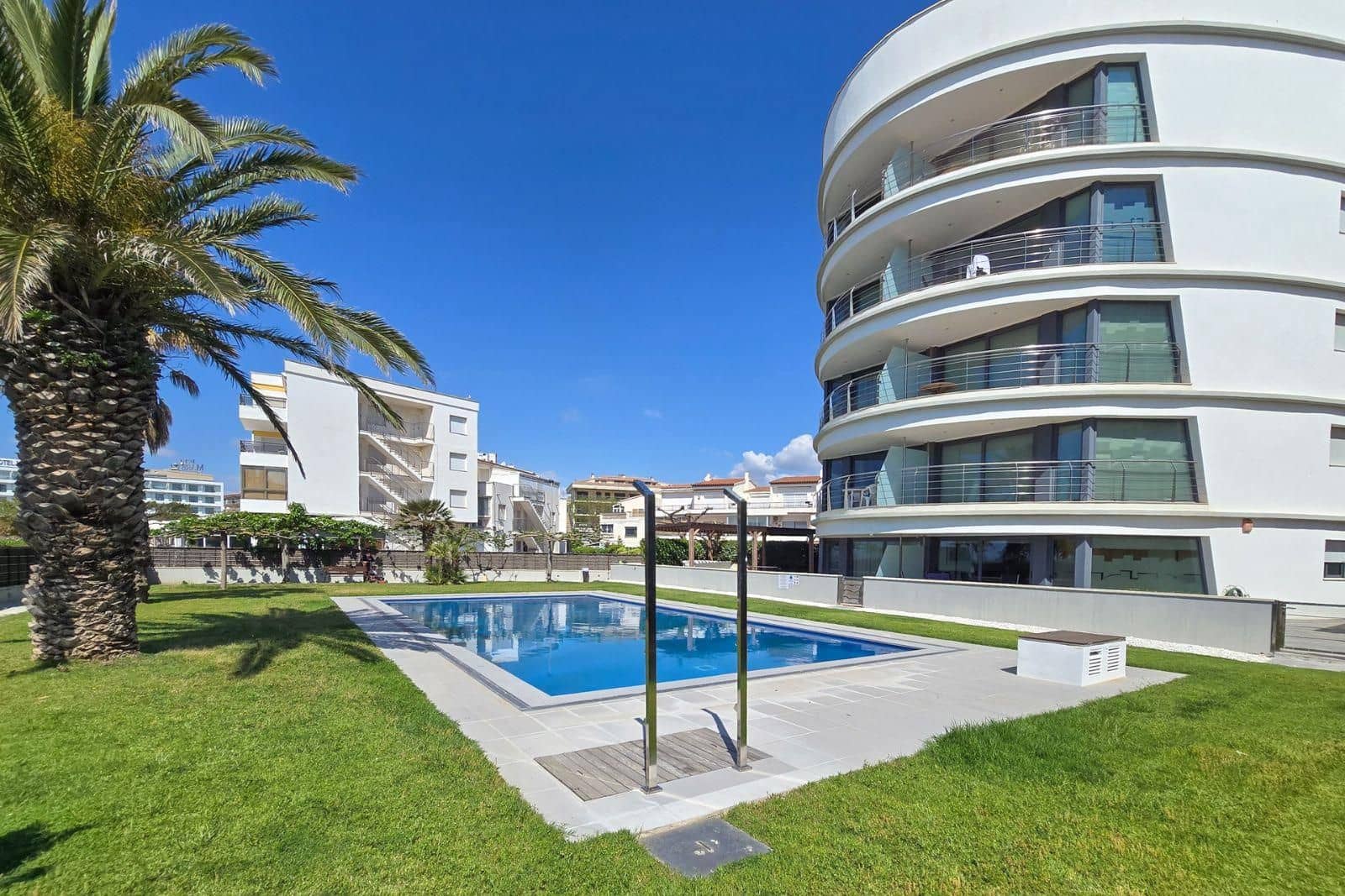 2 bedroom Flat for sale in Roses with pool garage - € 570,000 (Ref: 8903885)