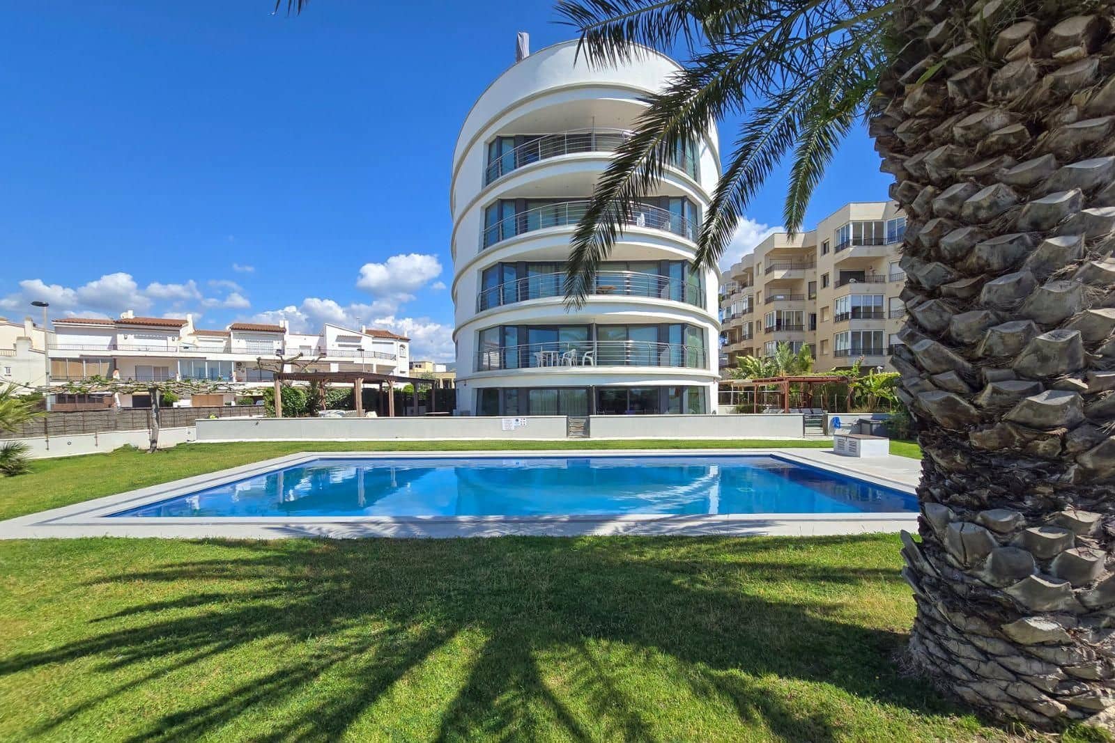 2 bedroom Flat for sale in Roses with pool garage - € 570,000 (Ref: 8903885)