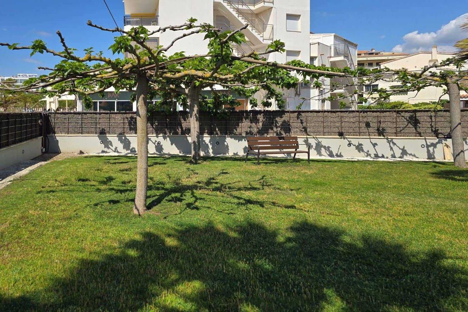 2 bedroom Flat for sale in Roses with pool garage - € 570,000 (Ref: 8903885)
