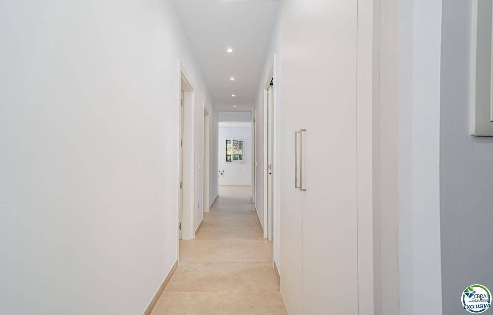 2 bedroom Flat for sale in Roses - € 279,000 (Ref: 8981247)