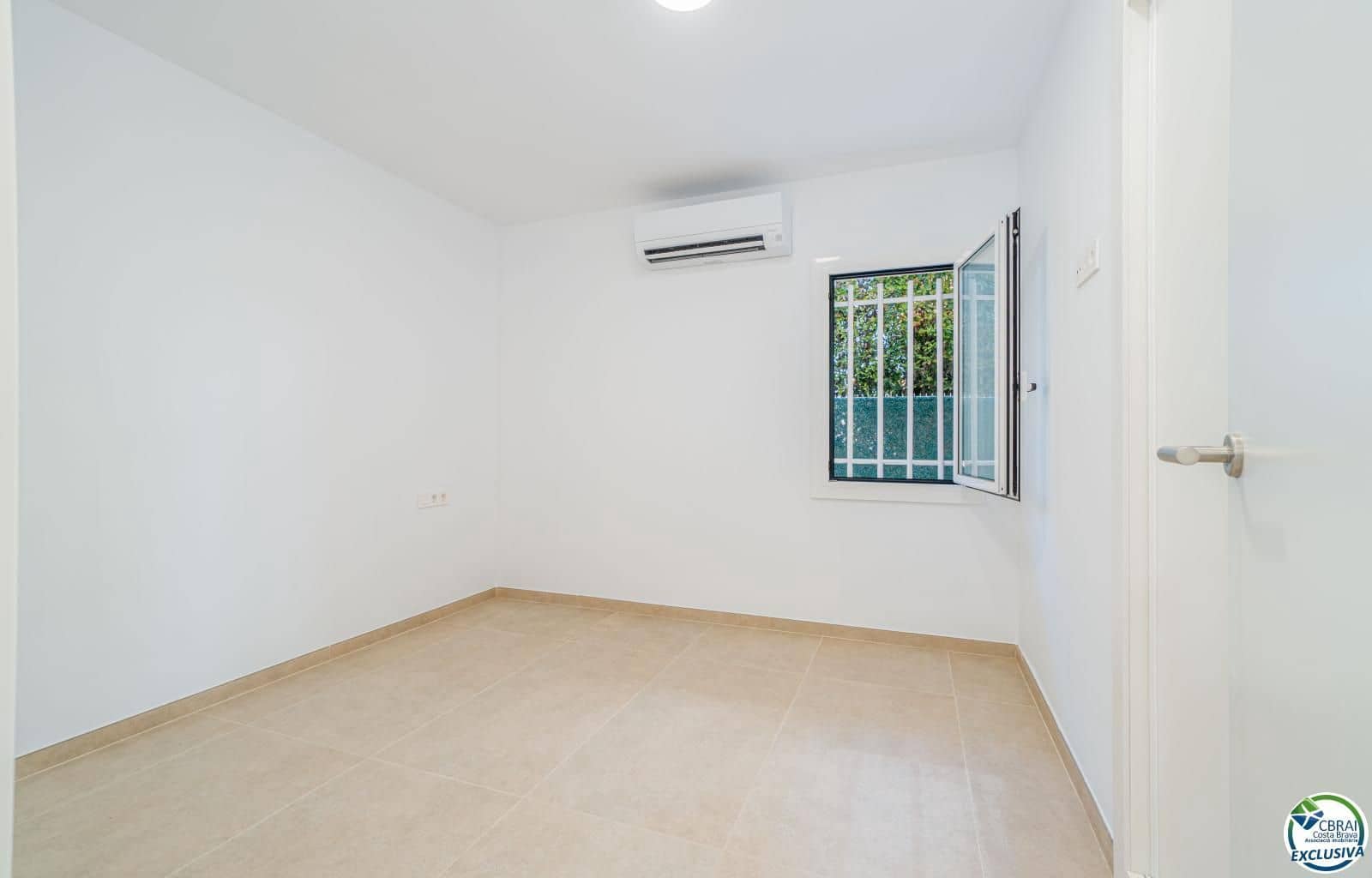 2 bedroom Flat for sale in Roses - € 279,000 (Ref: 8981247)