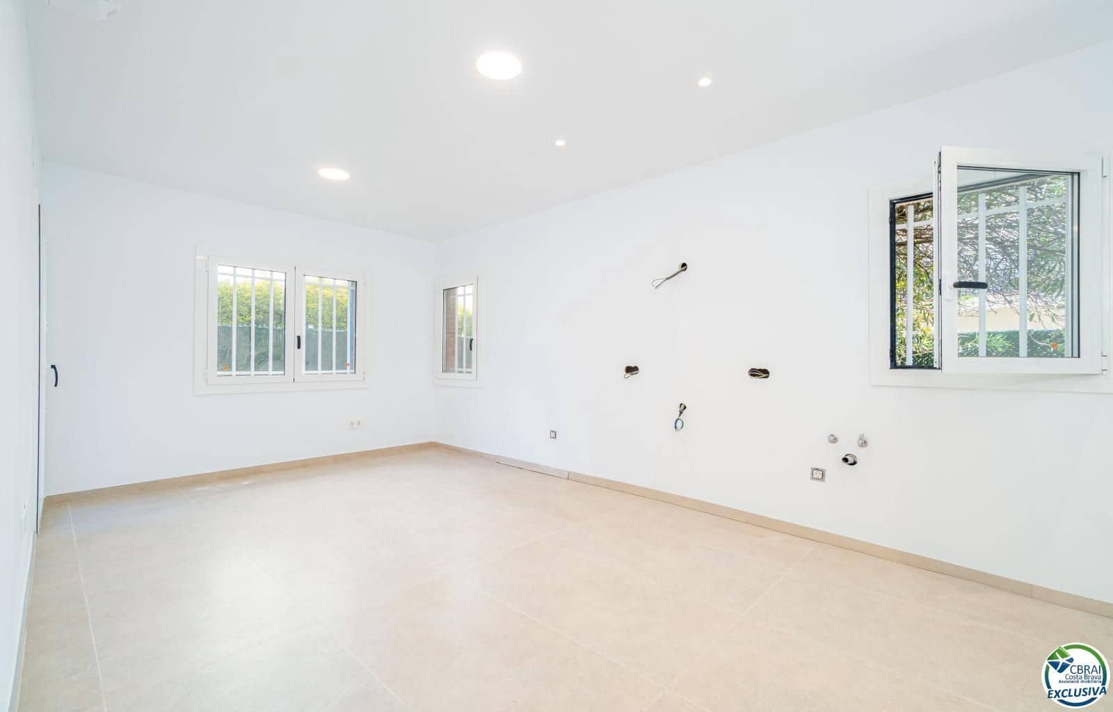 2 bedroom Flat for sale in Roses - € 279,000 (Ref: 8981247)