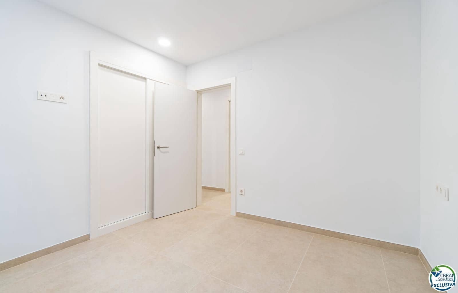 2 bedroom Flat for sale in Roses - € 279,000 (Ref: 8981247)