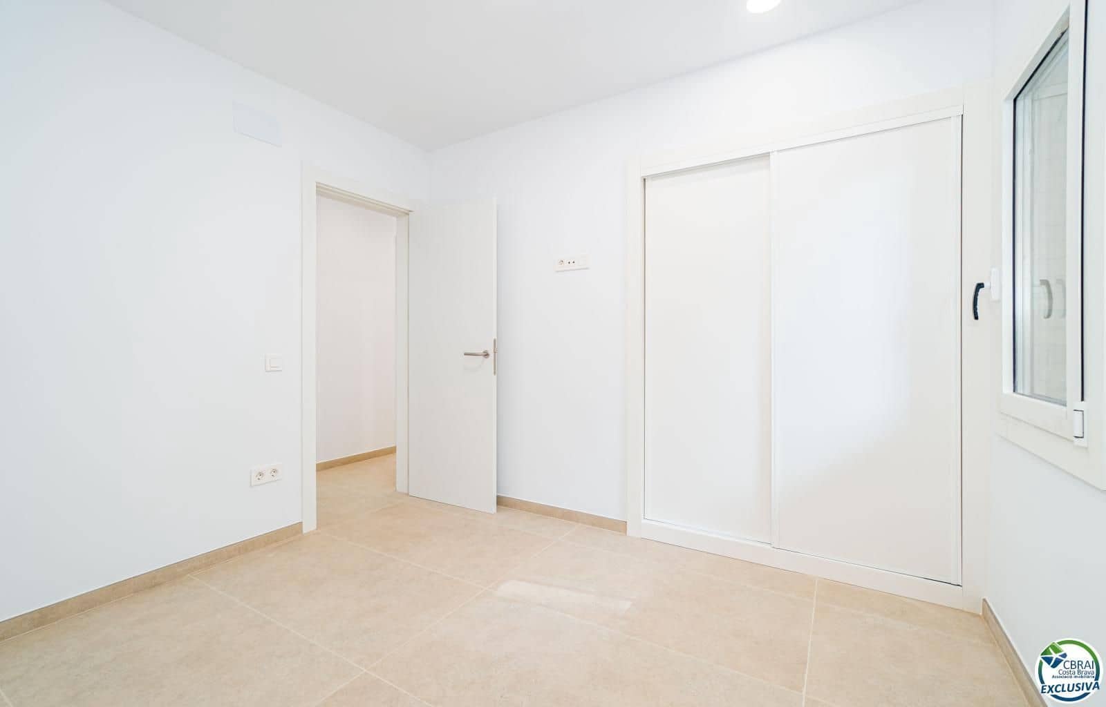 2 bedroom Flat for sale in Roses - € 279,000 (Ref: 8981247)