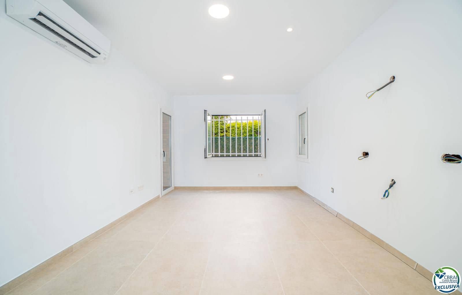 2 bedroom Flat for sale in Roses - € 279,000 (Ref: 8981247)