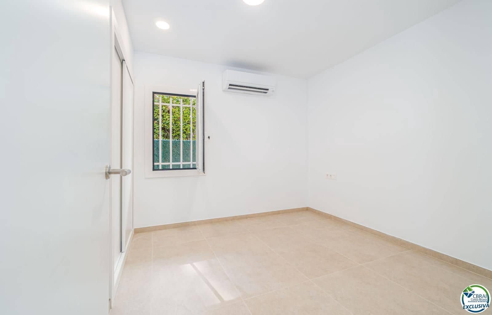 2 bedroom Flat for sale in Roses - € 279,000 (Ref: 8981247)