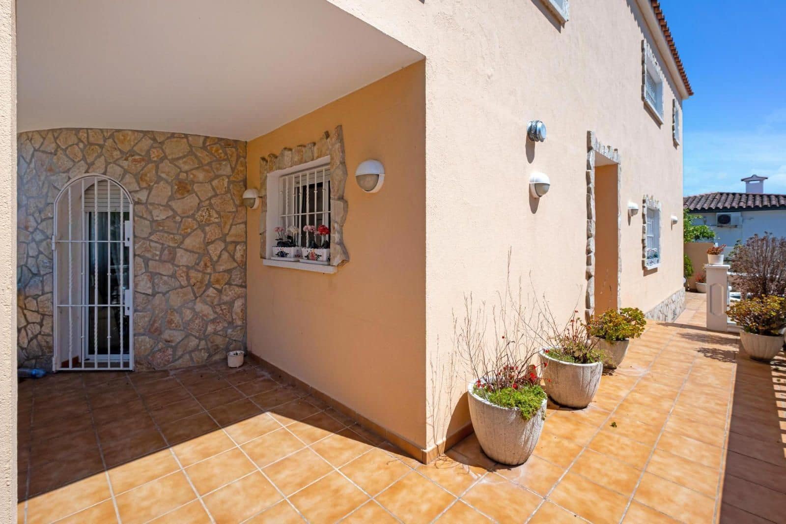 5 soverom Villa til salgs i Empuriabrava med svømmebasseng garasje - € 470 000 (Ref: 9003888)