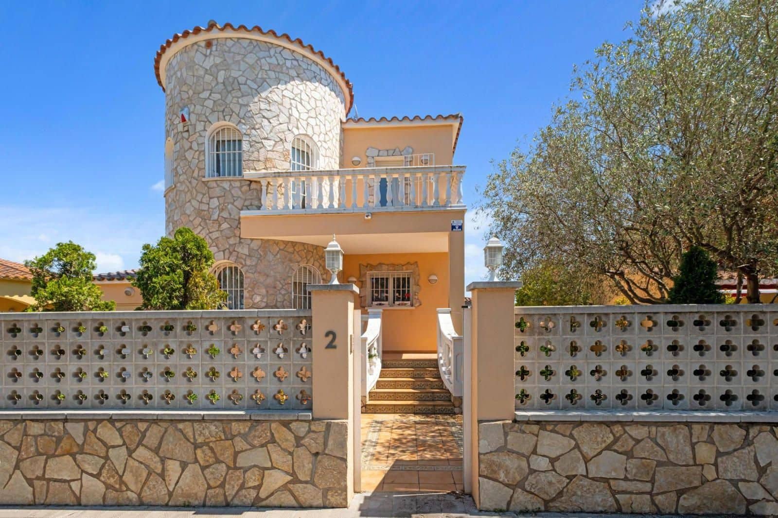 5 soverom Villa til salgs i Empuriabrava med svømmebasseng garasje - € 470 000 (Ref: 9003888)