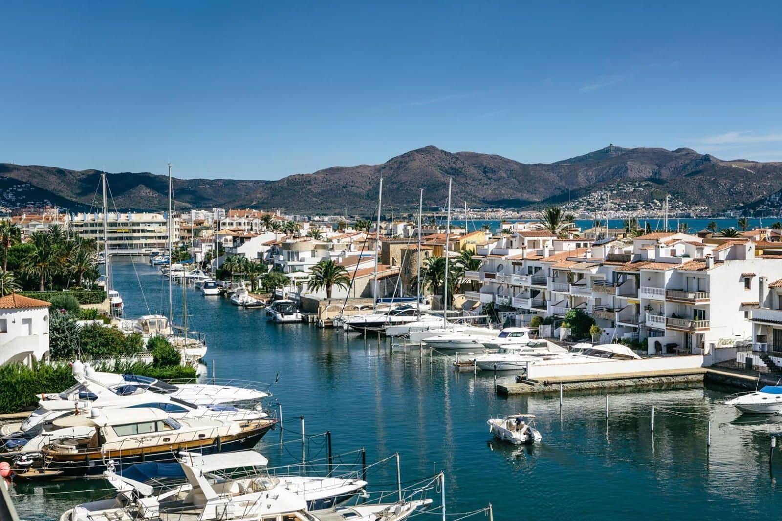 5 soverom Villa til salgs i Empuriabrava med svømmebasseng garasje - € 470 000 (Ref: 9003888)