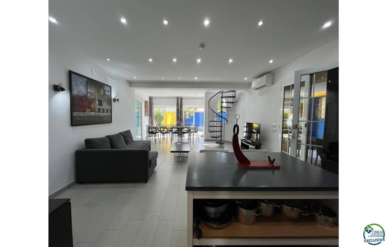 4 soverom Villa til salgs i Empuriabrava med svømmebasseng garasje - € 549 000 (Ref: 9101275)