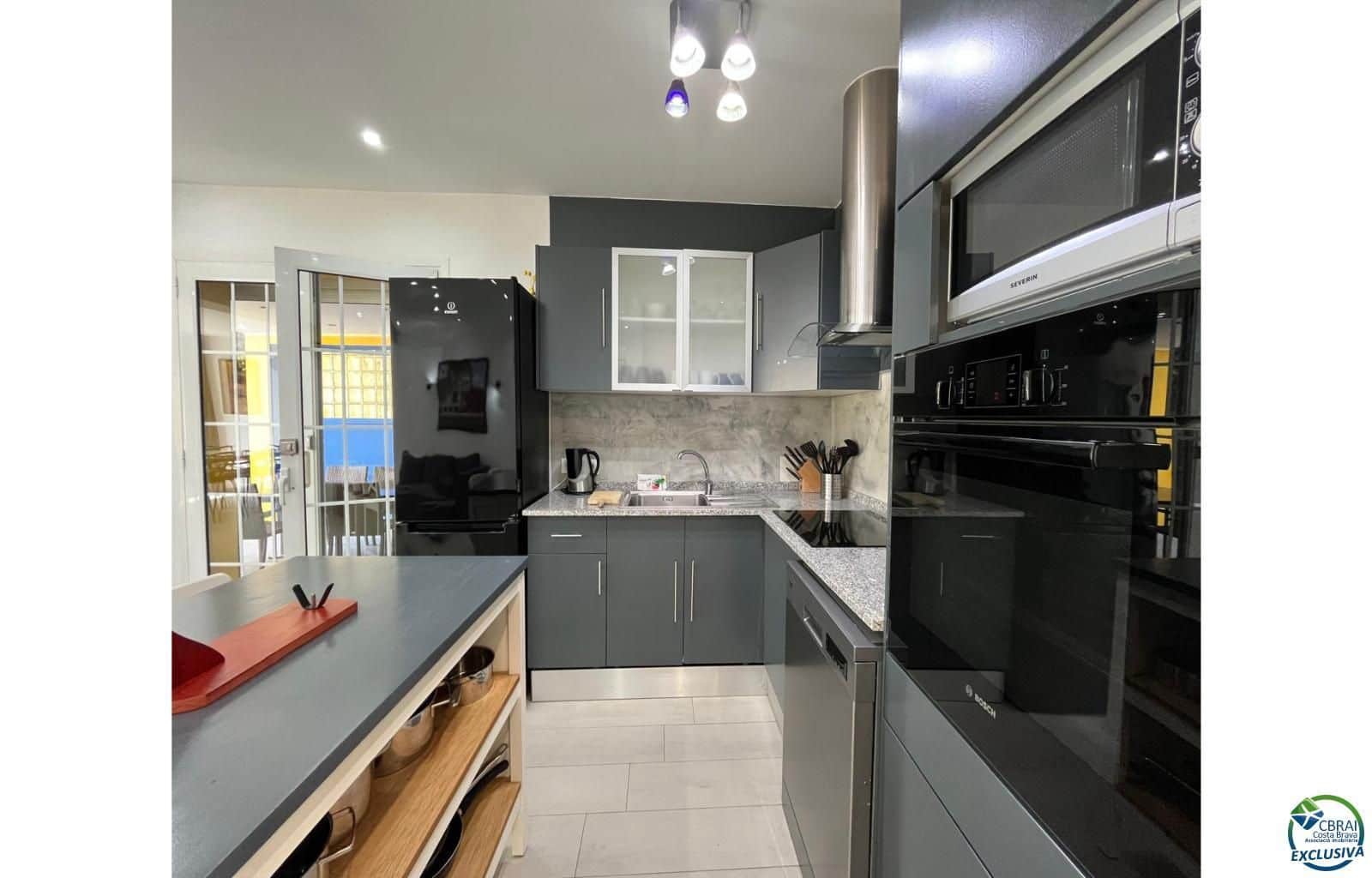 4 soverom Villa til salgs i Empuriabrava med svømmebasseng garasje - € 549 000 (Ref: 9101275)