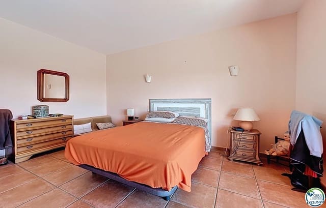 5 bedroom Villa for sale in Pau with pool garage - € 899,000 (Ref: 9103399)