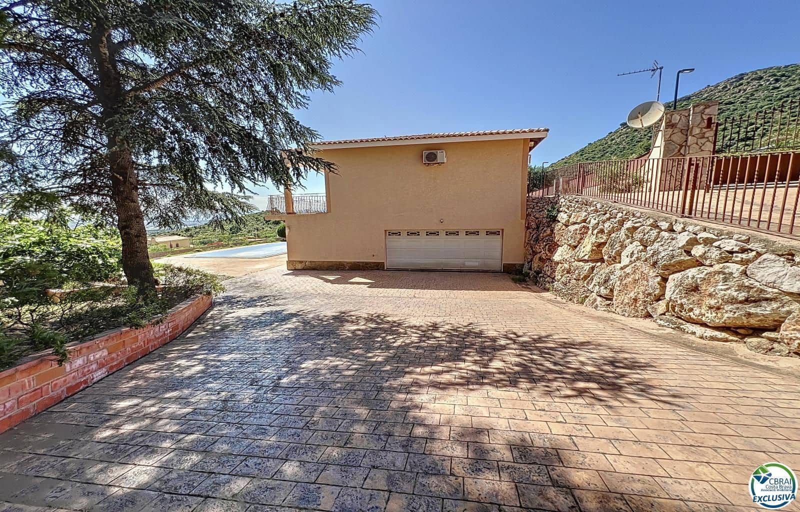 5 bedroom Villa for sale in Pau with pool garage - € 899,000 (Ref: 9103399)