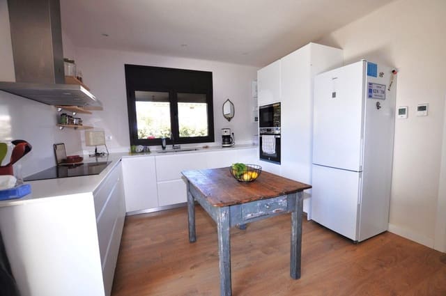 4 bedroom Villa for sale in Sant Pere Pescador with garage - € 498,000 (Ref: 9144071)