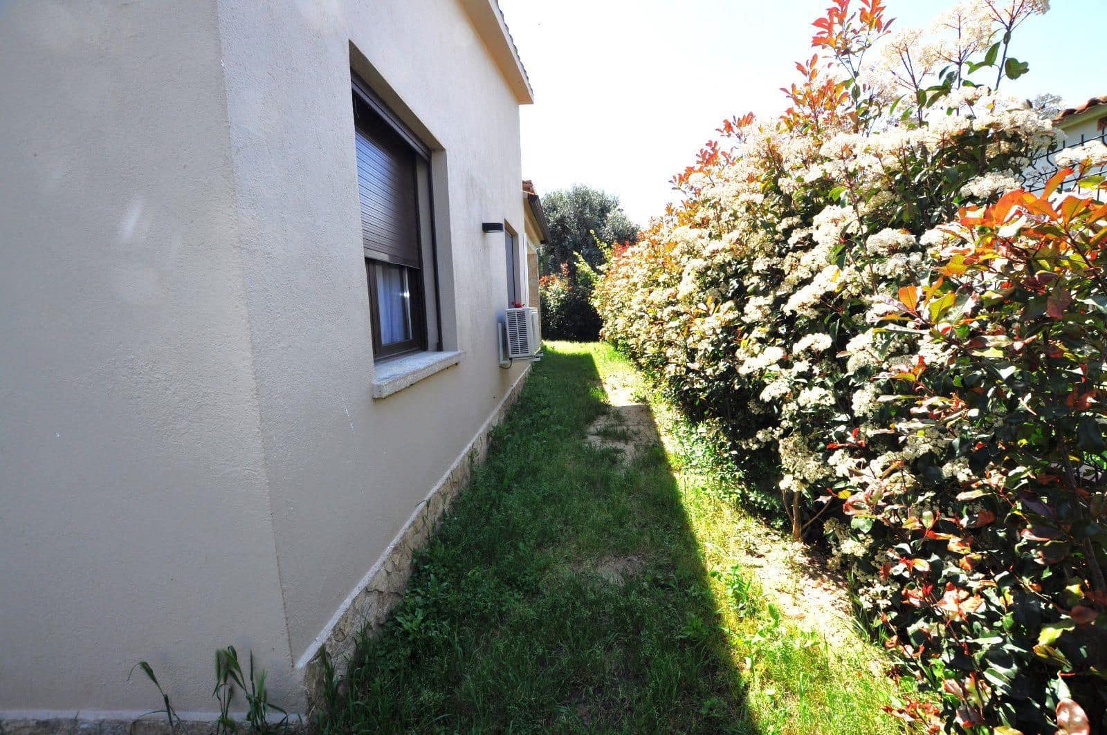 4 bedroom Villa for sale in Sant Pere Pescador with garage - € 498,000 (Ref: 9144071)