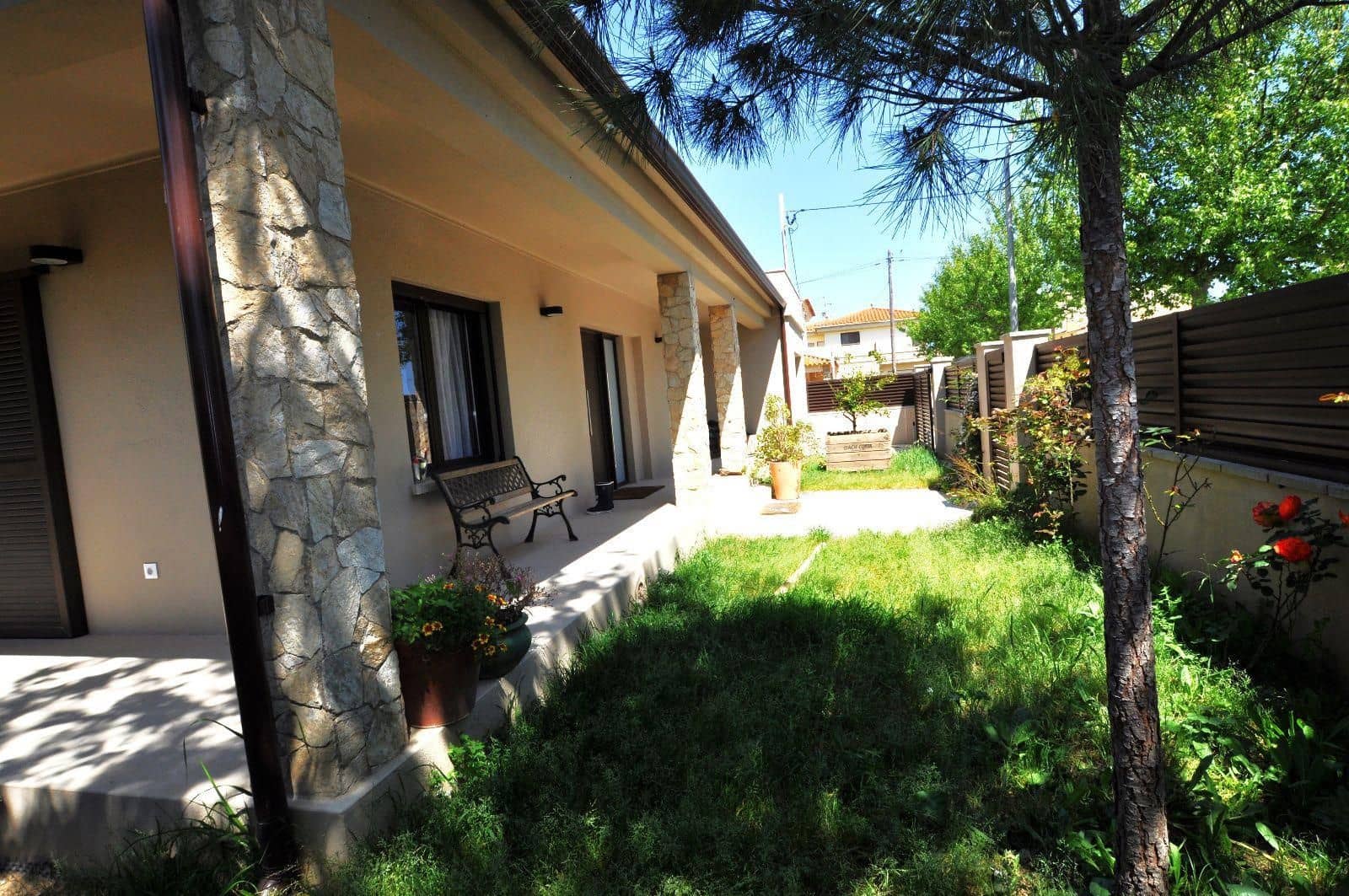 4 bedroom Villa for sale in Sant Pere Pescador with garage - € 498,000 (Ref: 9144071)