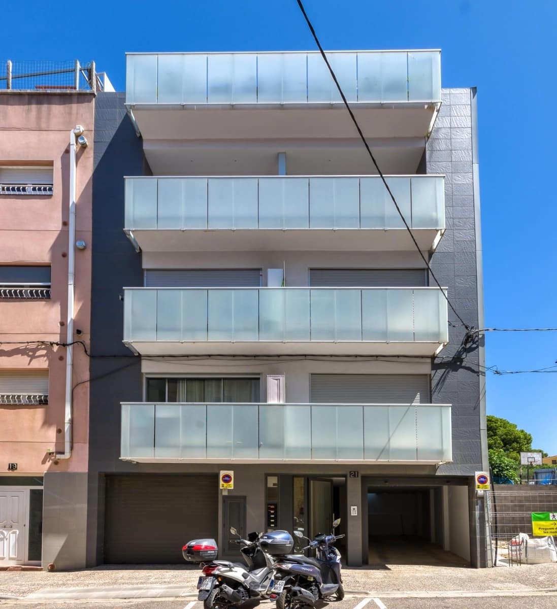 2 bedroom Flat for sale in Roses with garage - € 205,000 (Ref: 9146014)