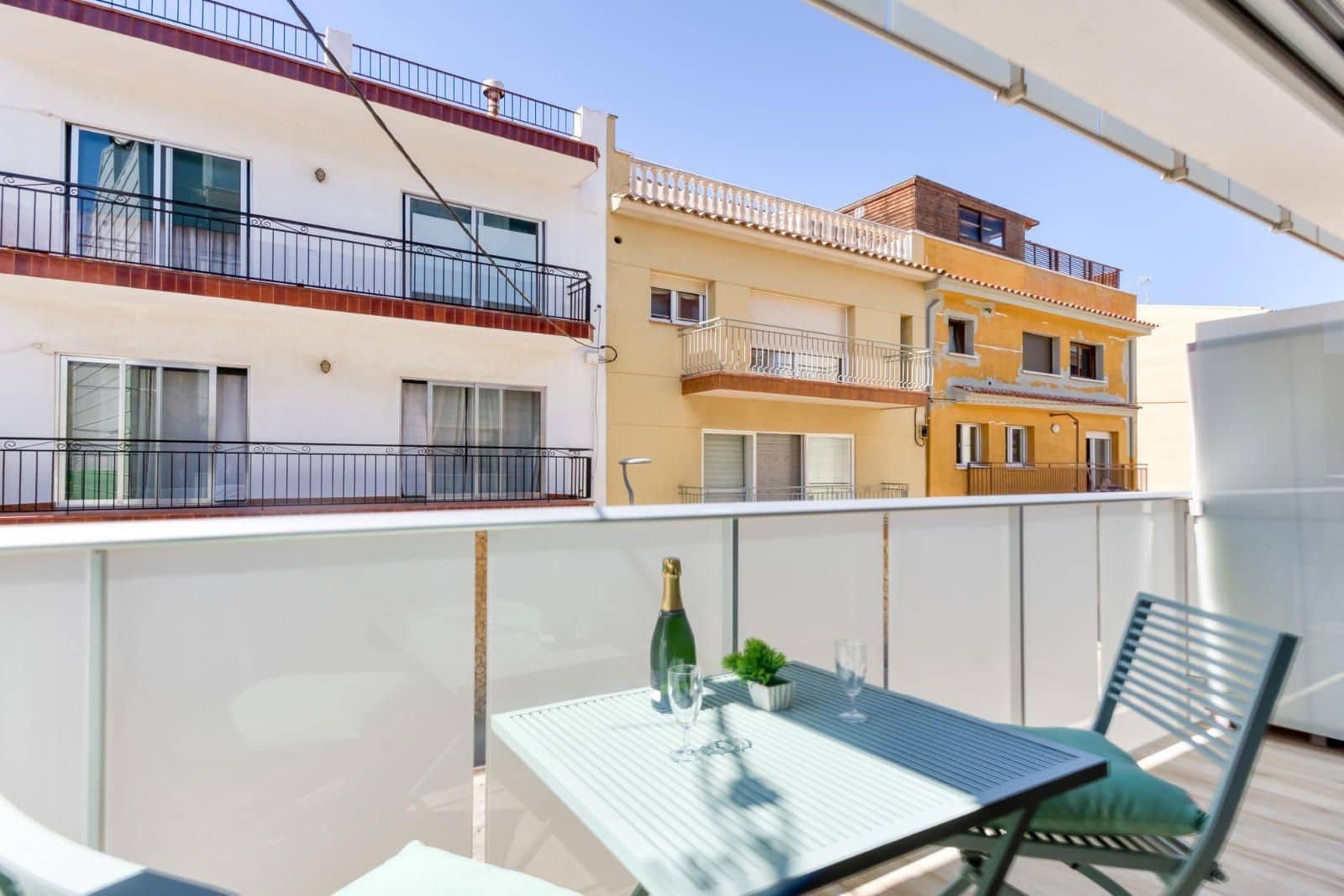 2 bedroom Flat for sale in Roses with garage - € 205,000 (Ref: 9146014)