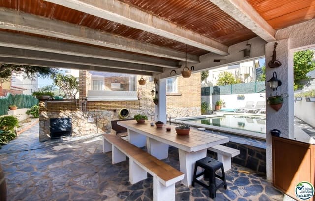 Chalet de 4 habitaciones en Roses en venta con piscina garaje - 540.000 € (Ref: 9164240)
