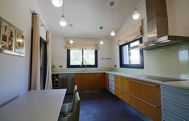 4 bedroom Villa for sale in Peralada with pool garage - € 950,000 (Ref: 9189792)