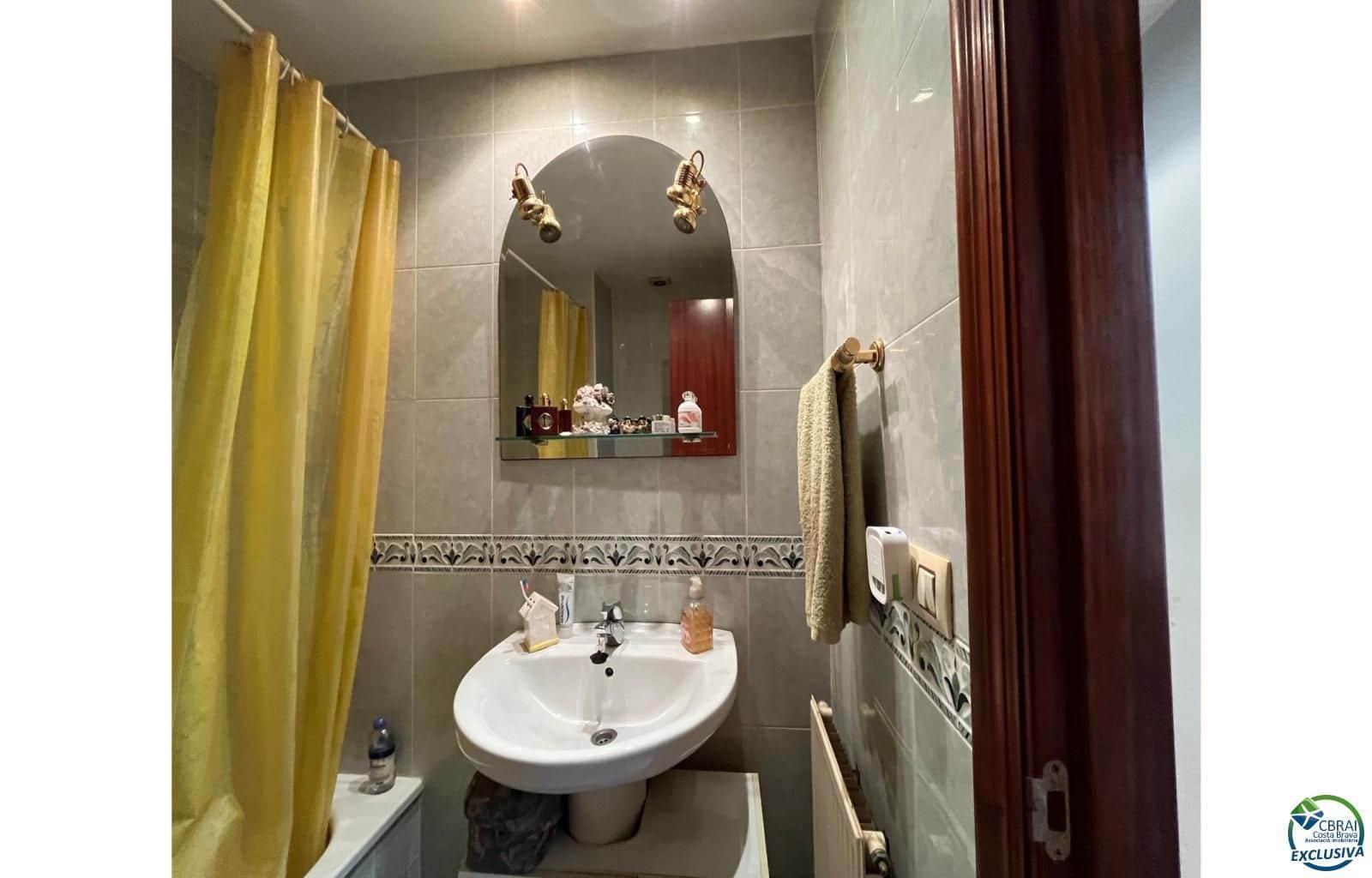 Piso de 4 habitaciones en Figueres en venta con garaje - 275.000 € (Ref: 9210414)