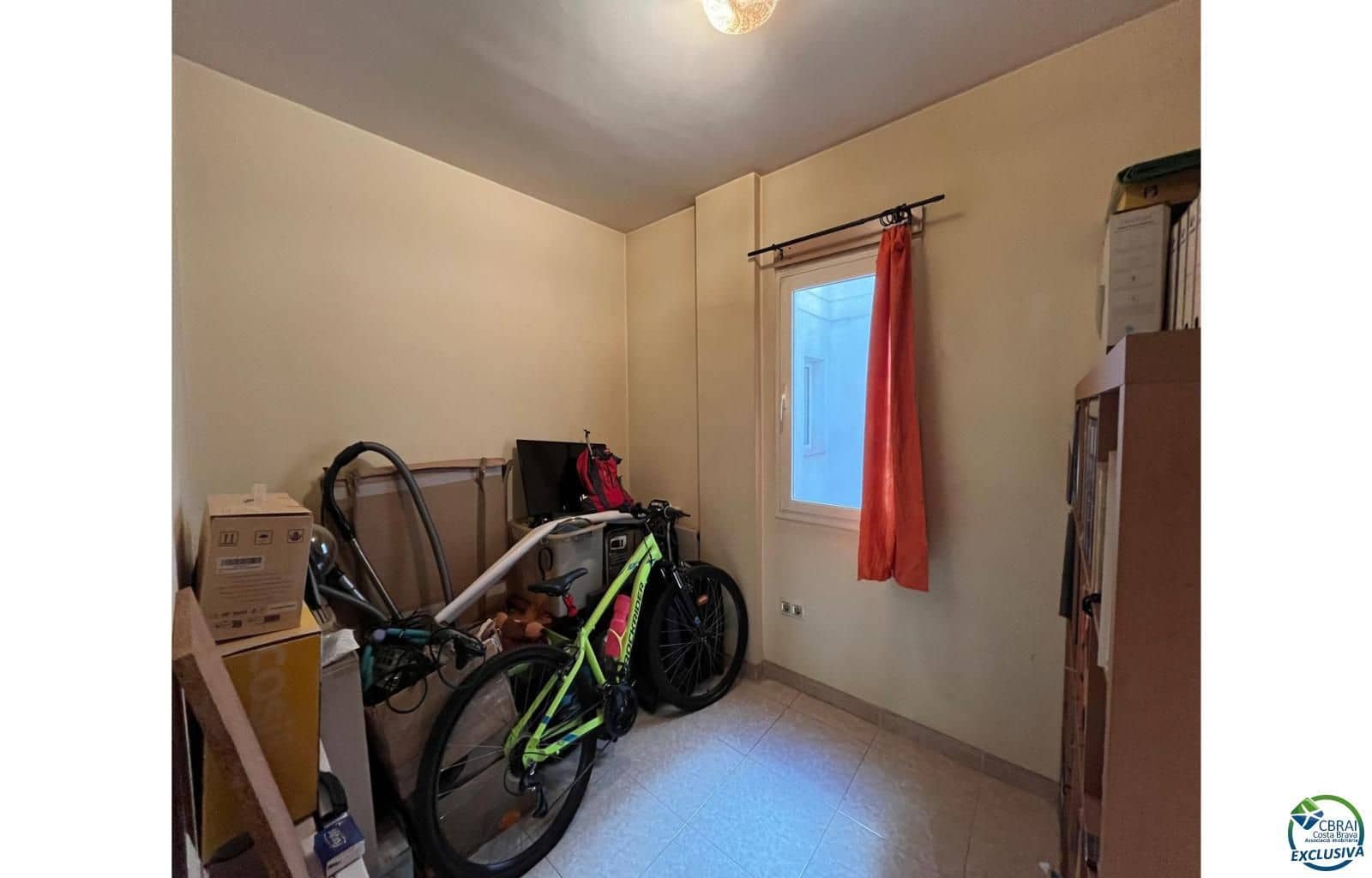 Piso de 4 habitaciones en Figueres en venta con garaje - 275.000 € (Ref: 9210414)