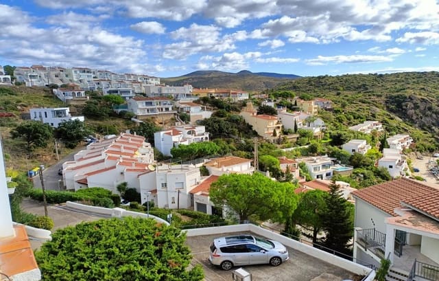 2 bedroom Flat for sale in Roses with garage - € 295,000 (Ref: 9267650)