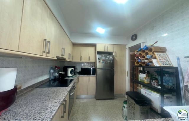 2 bedroom Flat for sale in Empuriabrava, Castelló d'Empúries - € 182,000 (Ref: 9279686)