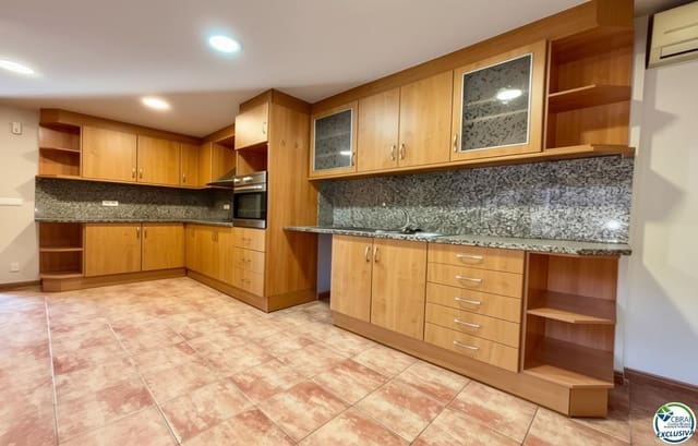 4 bedroom Villa for sale in Torroella de Montgrí with garage - € 275,000 (Ref: 9292408)