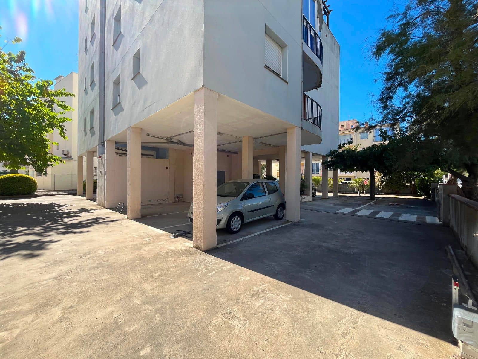 2 bedroom Flat for sale in Roses with garage - € 184,000 (Ref: 9302029)