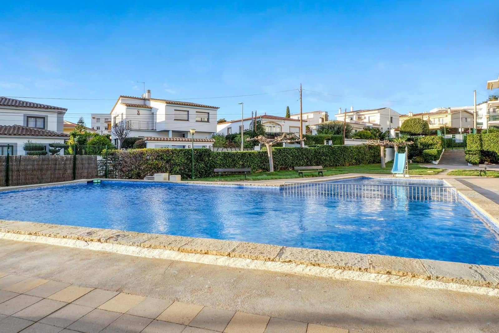 3 bedroom Flat for sale in Roses with pool - € 215,000 (Ref: 9427906)
