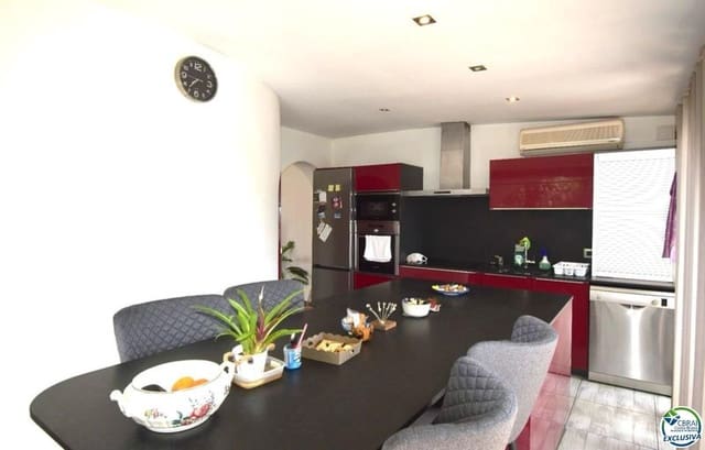 2 bedroom Villa for sale in Empuriabrava, Castelló d'Empúries - € 395,000 (Ref: 9431924)