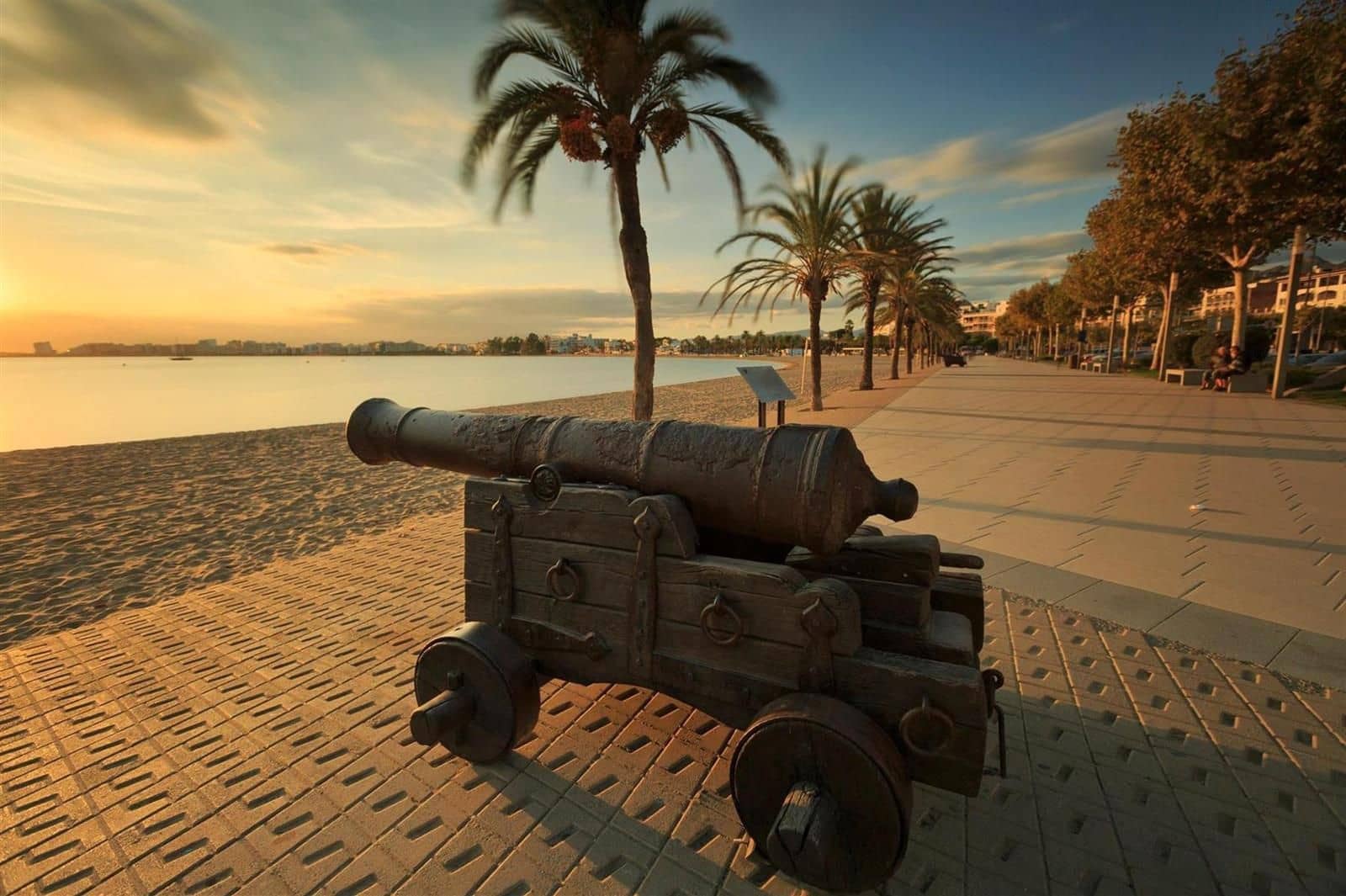 1 bedroom Flat for sale in Roses with garage - € 255,000 (Ref: 9432390)