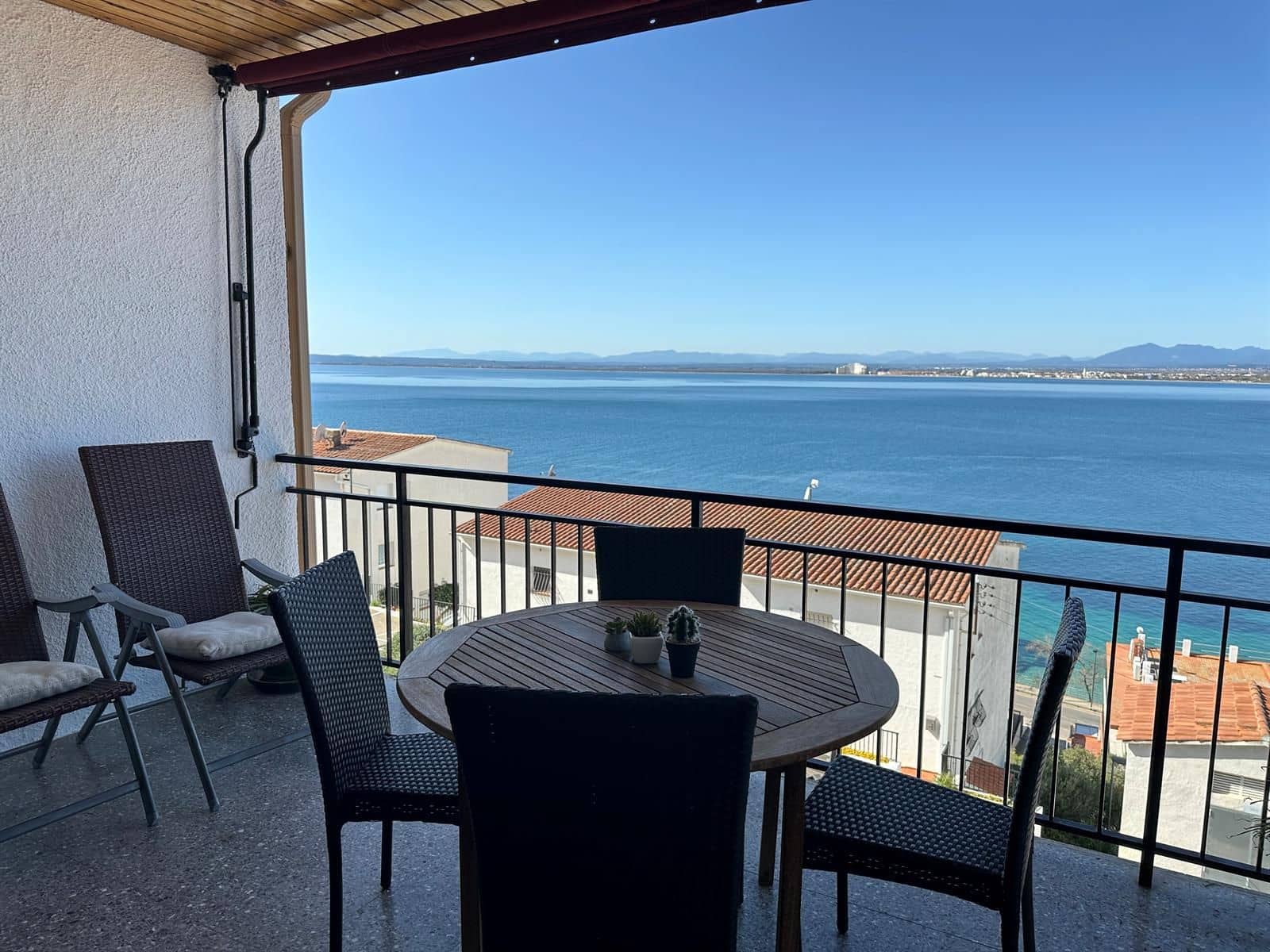 1 bedroom Flat for sale in Roses with garage - € 255,000 (Ref: 9432390)