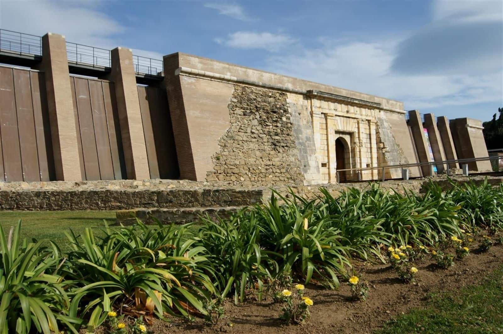 1 bedroom Flat for sale in Roses with garage - € 255,000 (Ref: 9432390)