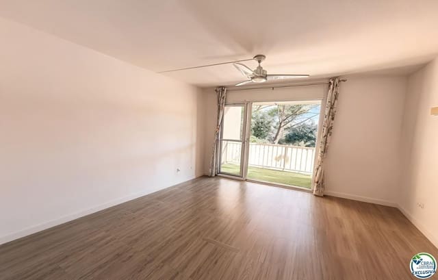 Lejlighed til salg i Pals med swimmingpool garage - € 119.000 (Ref: 9435179)