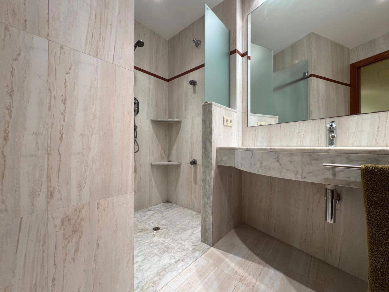 Piso de 3 habitaciones en Figueres en venta - 295.000 € (Ref: 9436372)