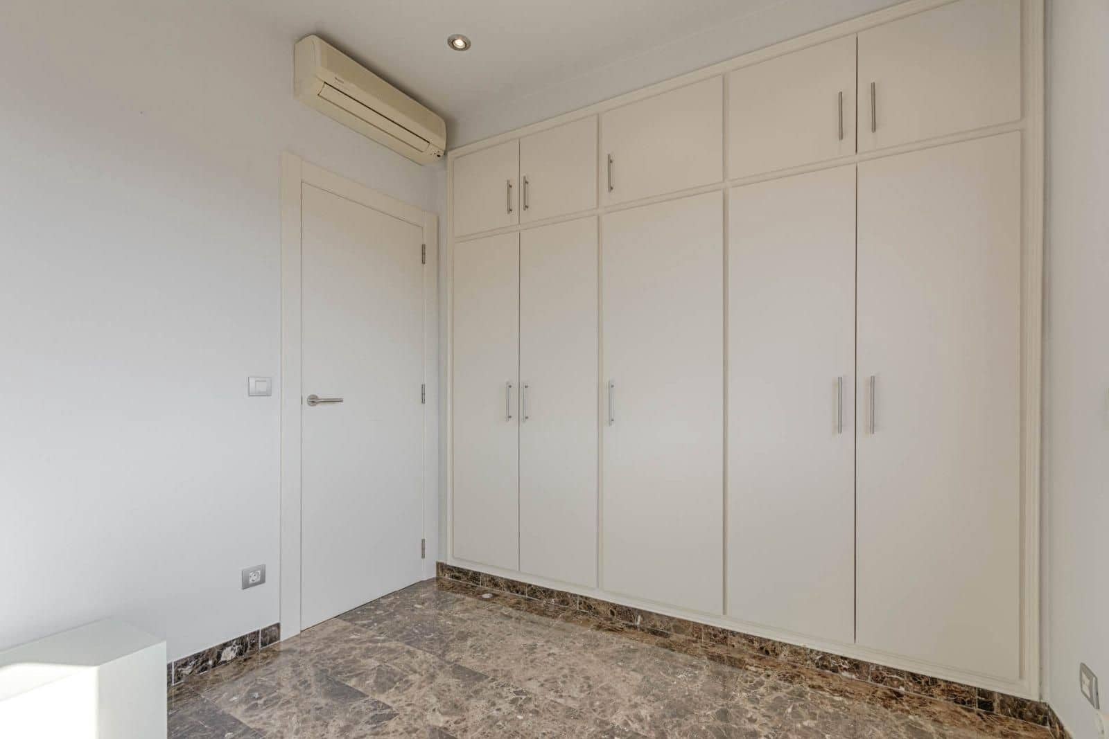 5 chambre Villa/Maison à vendre à La Jonquera avec piscine garage - 890 000 € (Ref: 9452425)