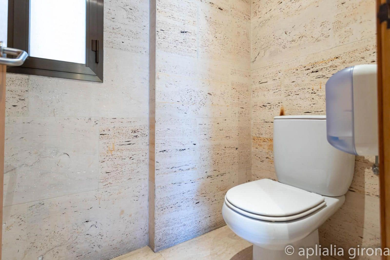 Erhverv til salg i Girona by - € 130.000 (Ref: 9452426)