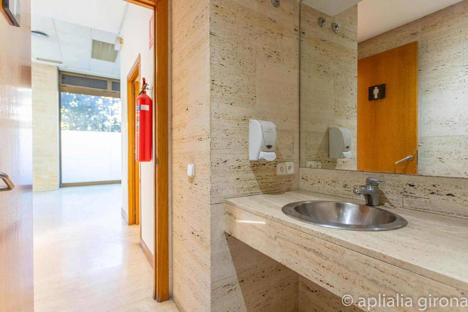 Erhverv til salg i Girona by - € 130.000 (Ref: 9452426)