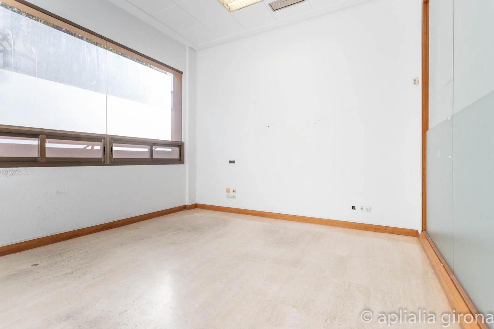 Erhverv til salg i Girona by - € 130.000 (Ref: 9452426)