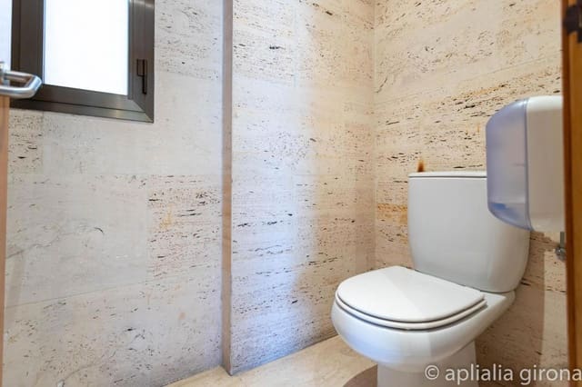 Erhverv til salg i Girona by - € 130.000 (Ref: 9452426)