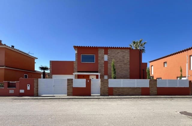 4 bedroom Villa for sale in Sant Pere Pescador with pool garage - € 495,000 (Ref: 9466098)