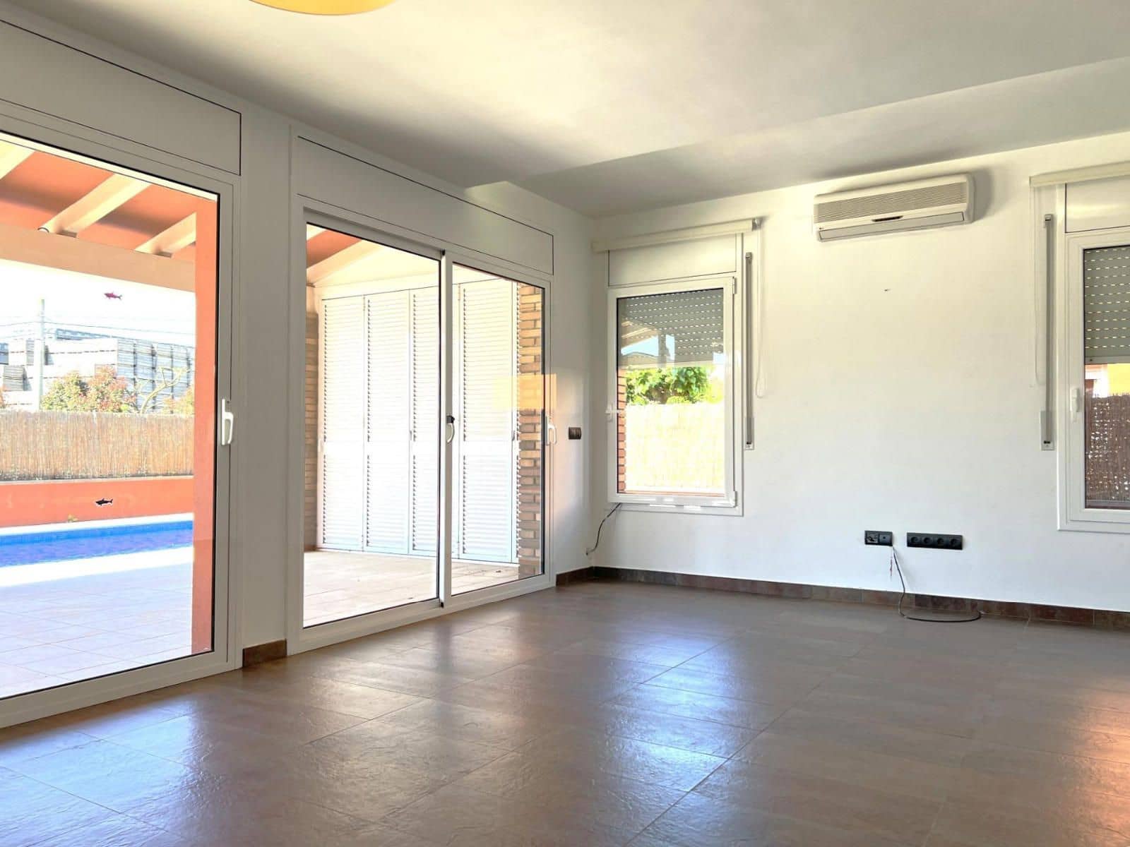 4 bedroom Villa for sale in Sant Pere Pescador with pool garage - € 495,000 (Ref: 9466098)
